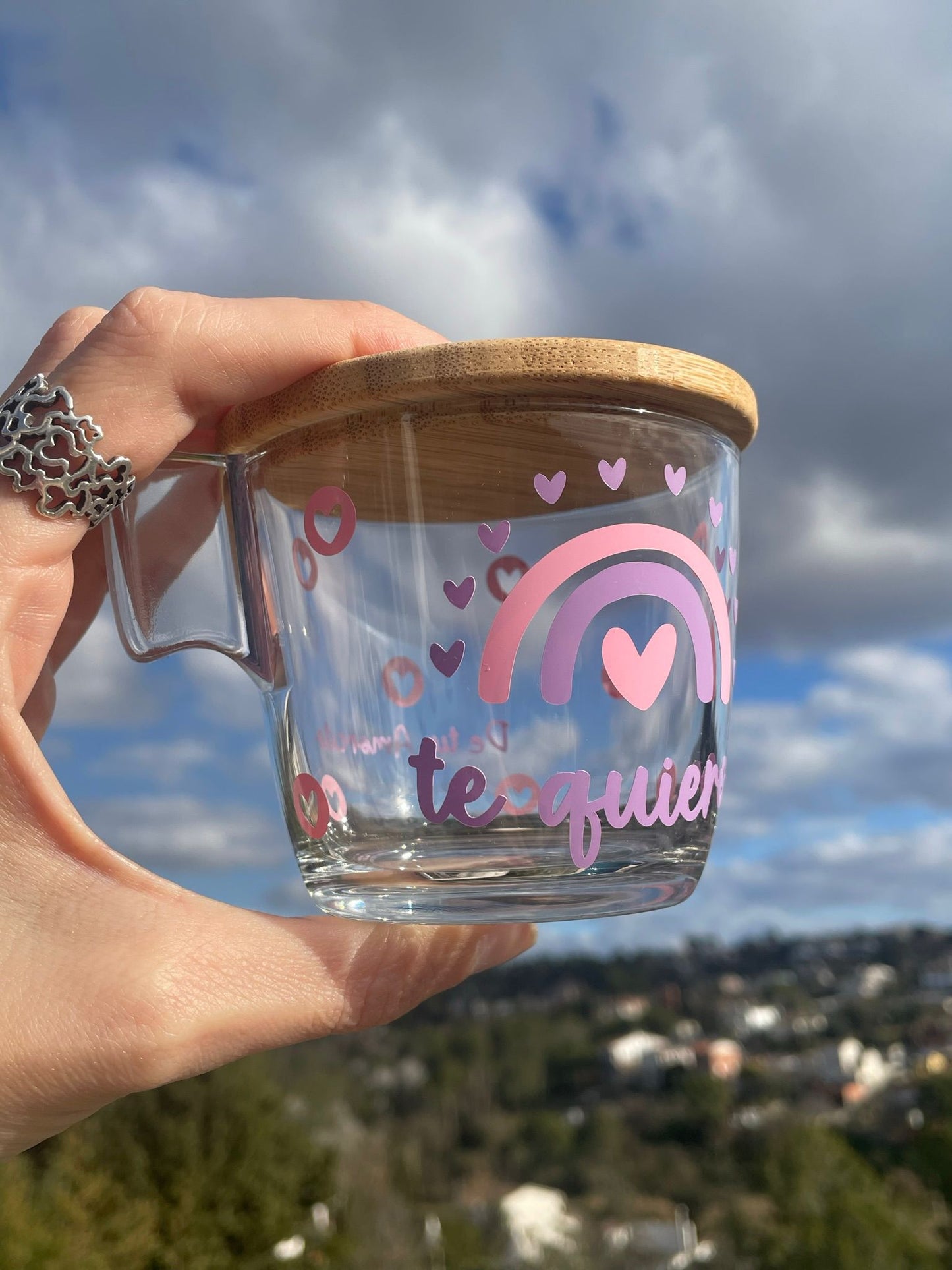 Taza M - Arcoíris, te quiero y corazones.