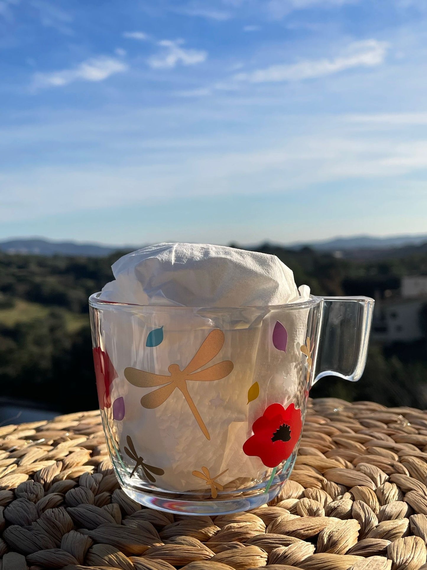 Taza M - Libélulas y amapolas.