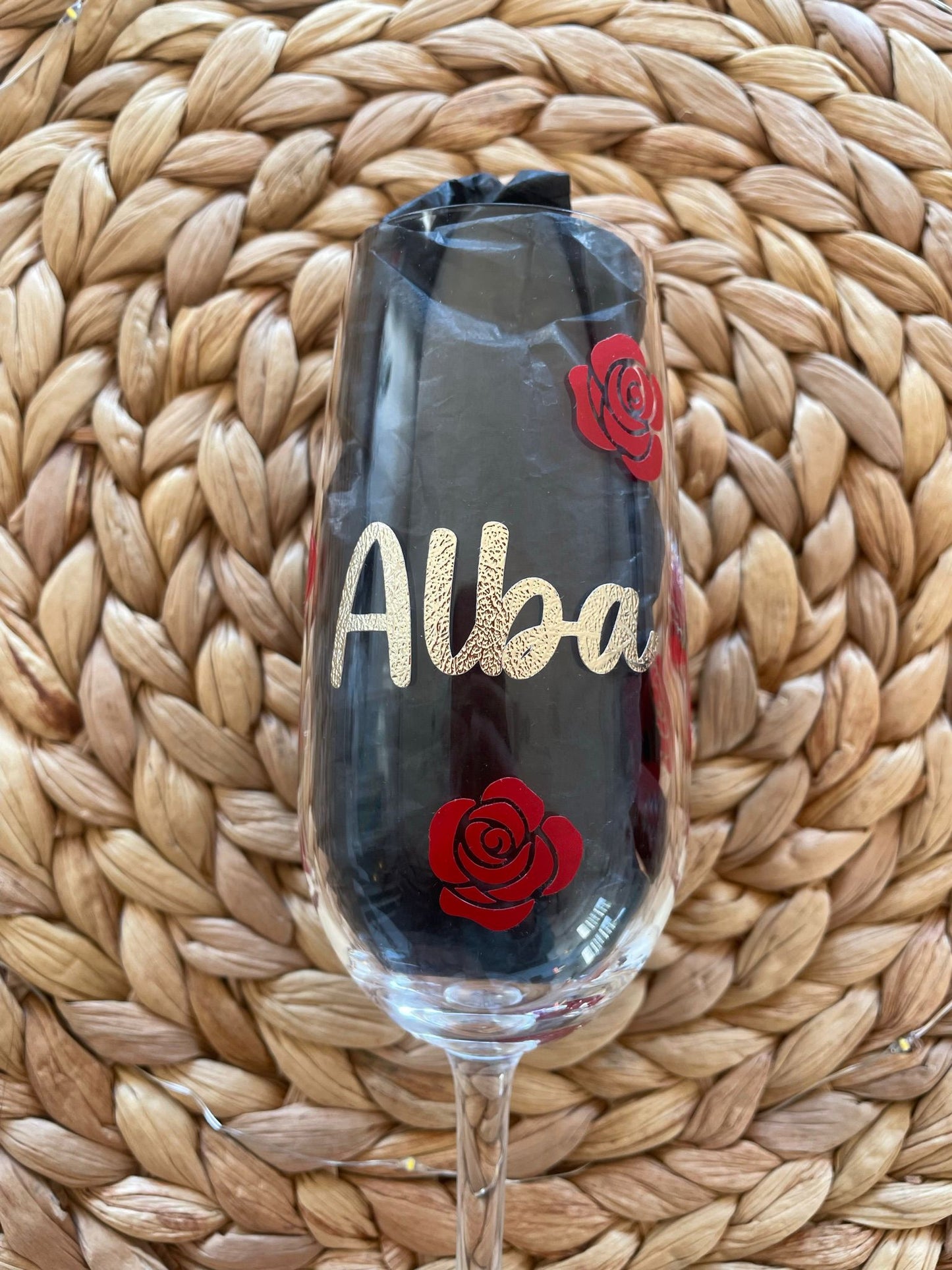 Copa con nombre y rosas.