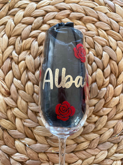 Copa con nombre y rosas.