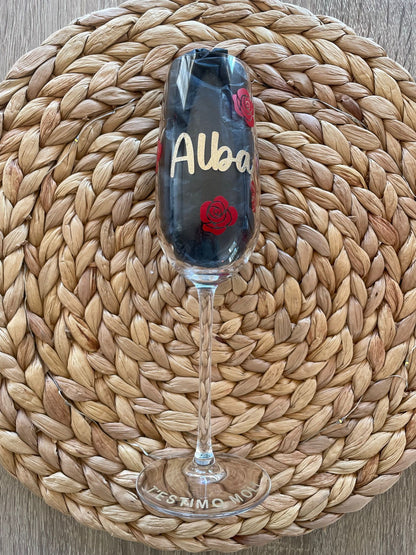 Copa con nombre y rosas.