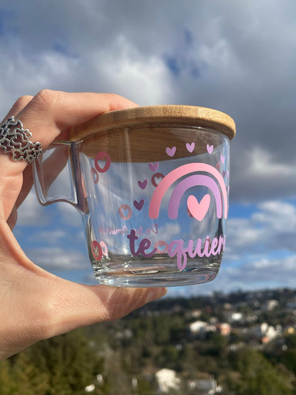 Taza M - Arcoíris, te quiero y corazones.