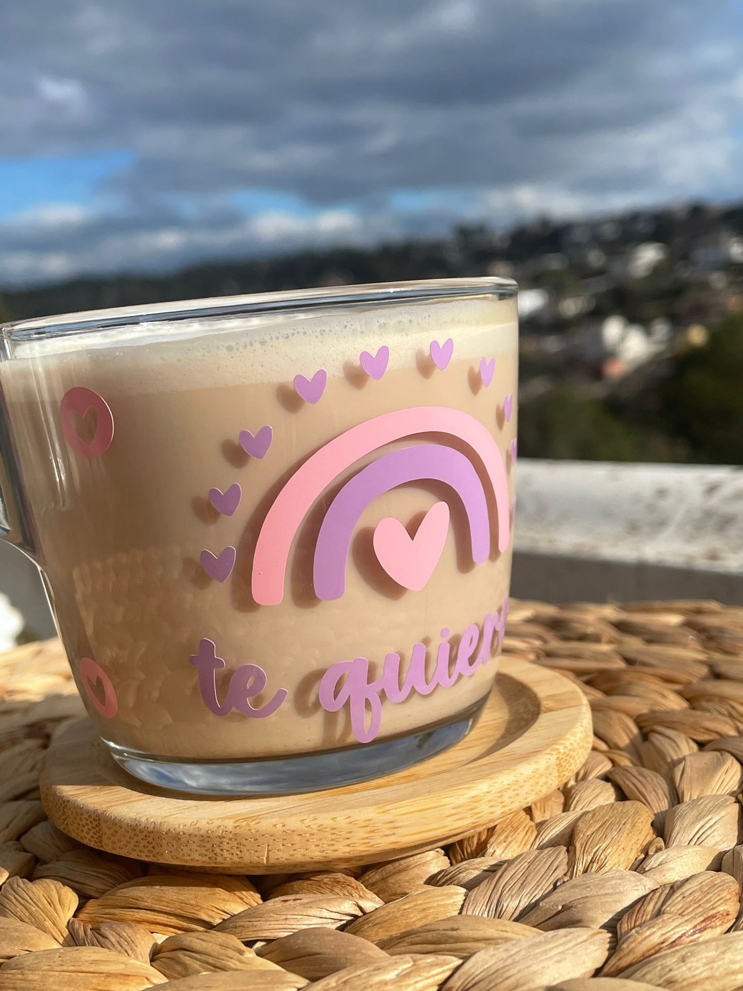 Taza M - Arcoíris, te quiero y corazones.