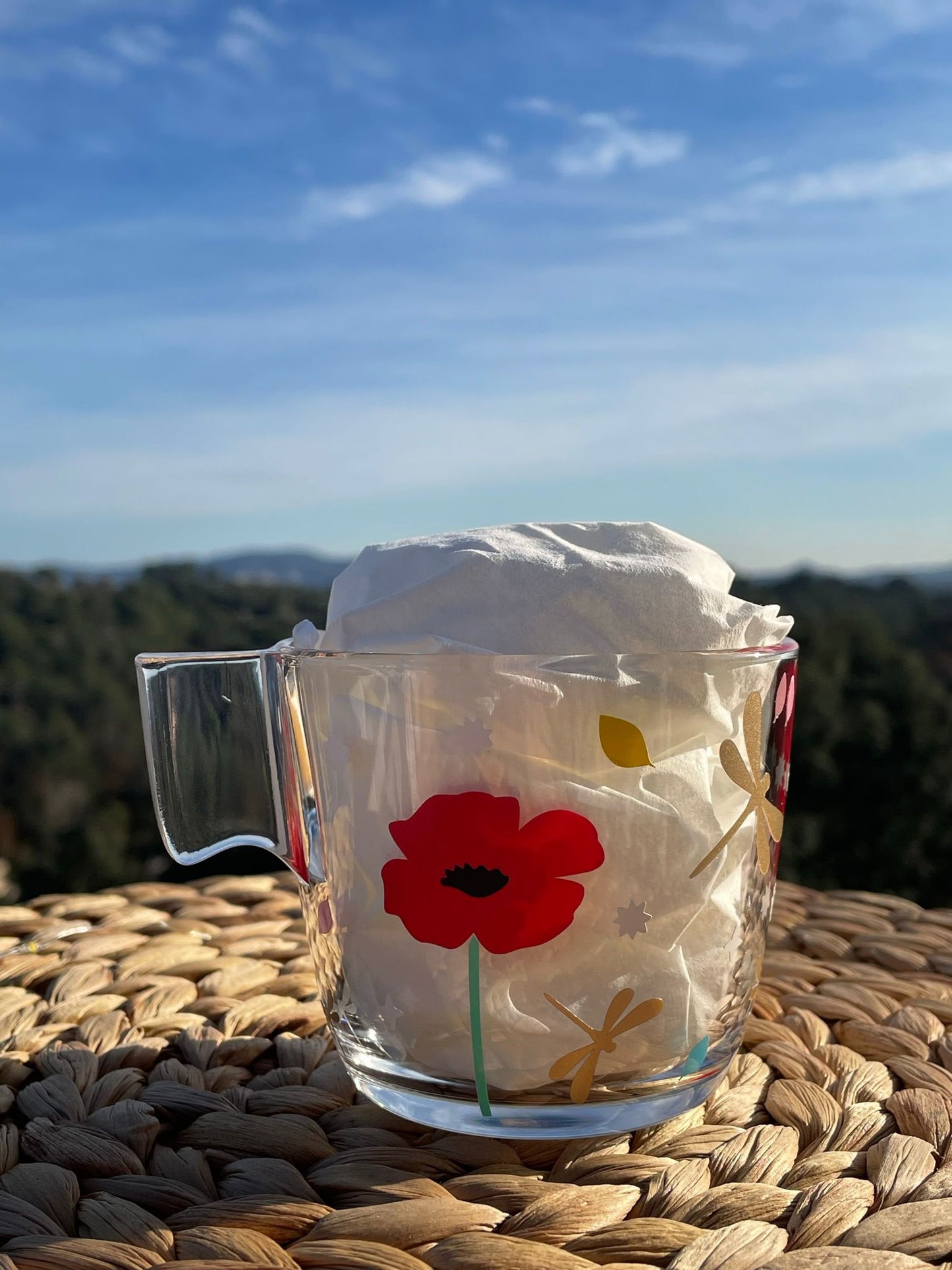 Taza M - Libélulas y amapolas.