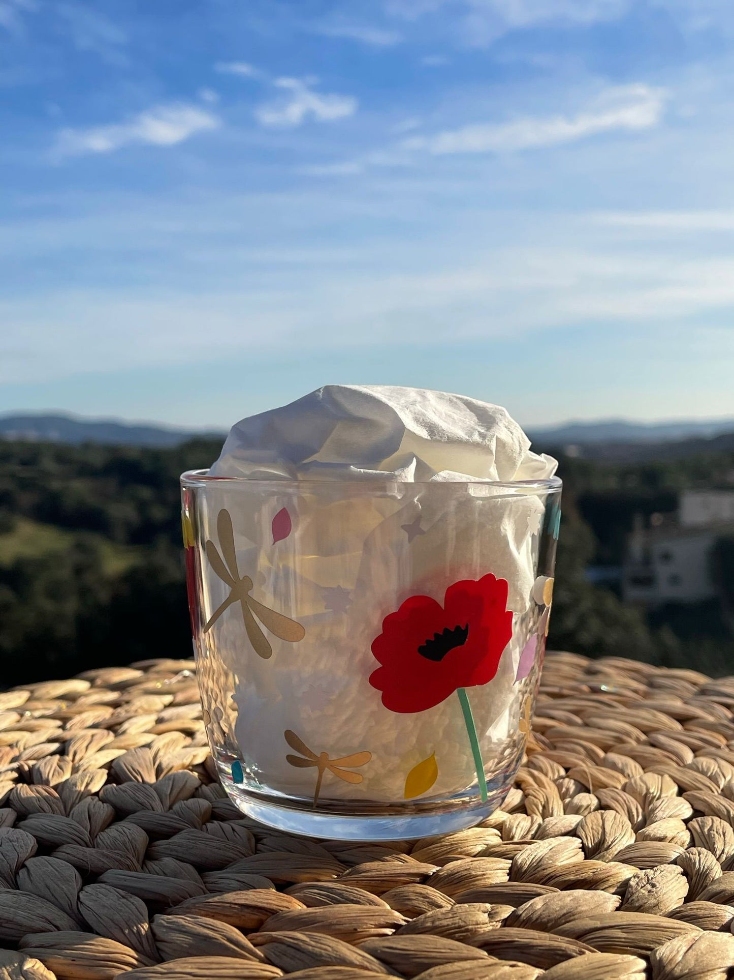 Taza M - Libélulas y amapolas.