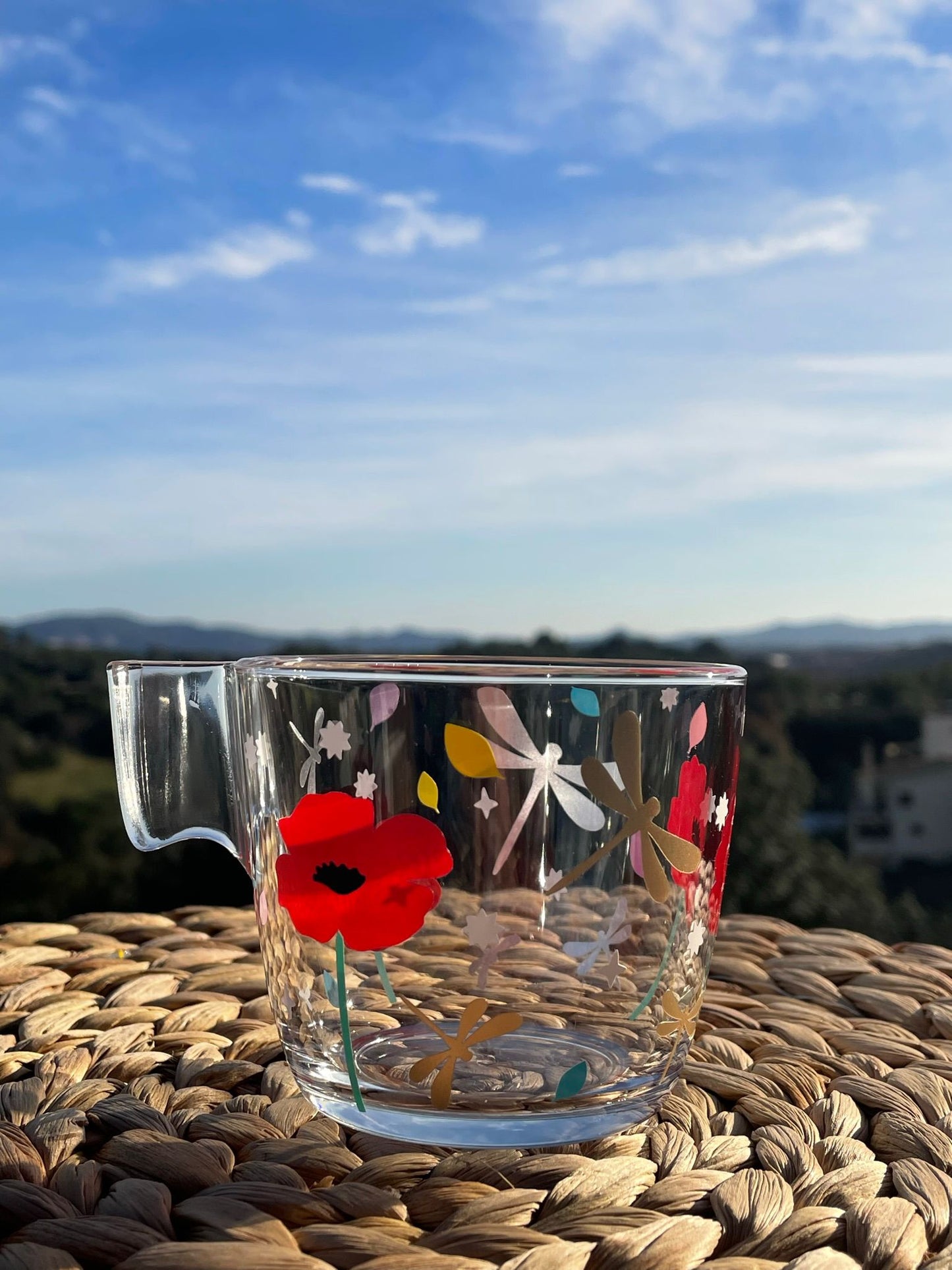 Taza M - Libélulas y amapolas.