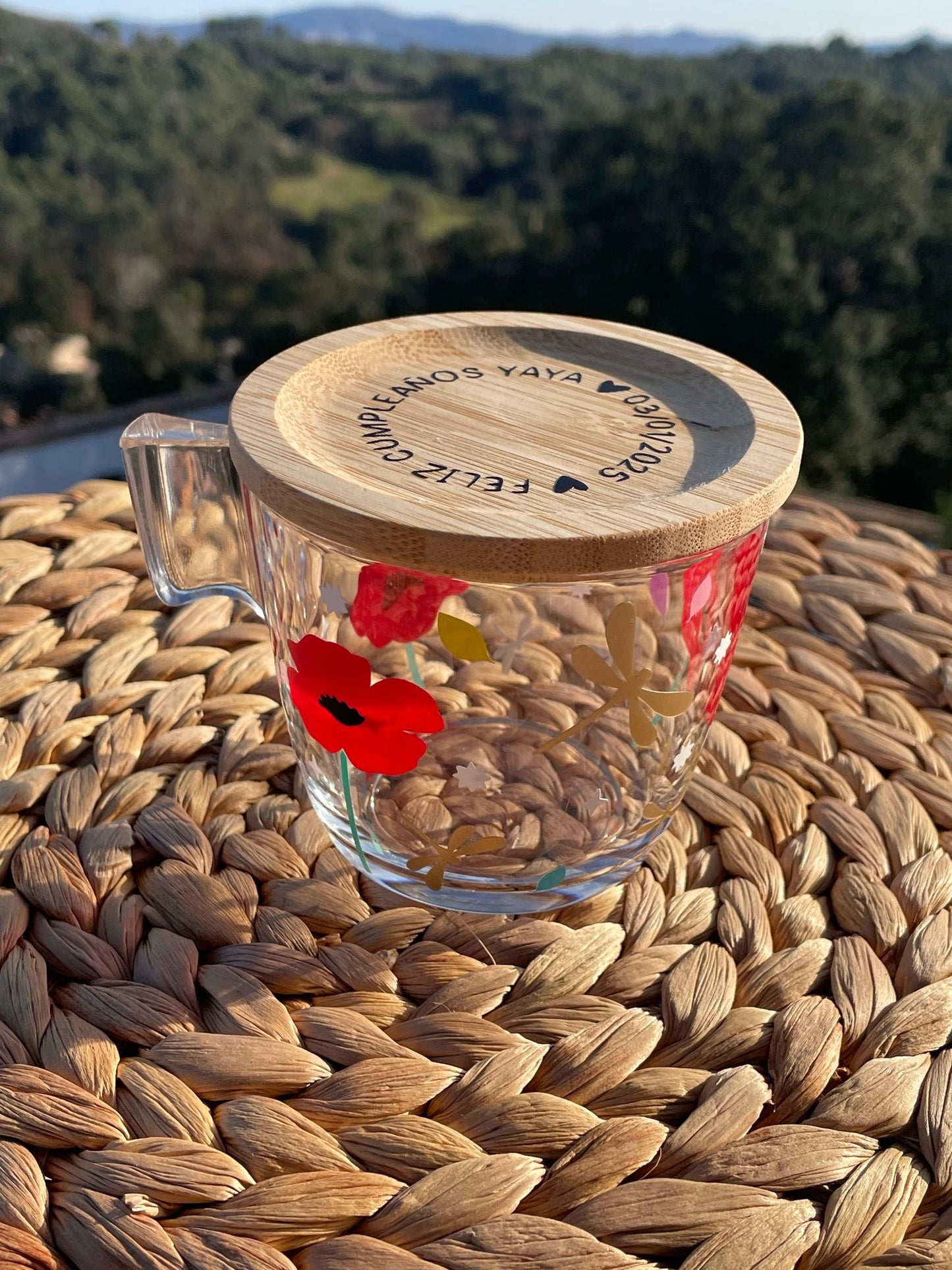 Taza M - Libélulas y amapolas.