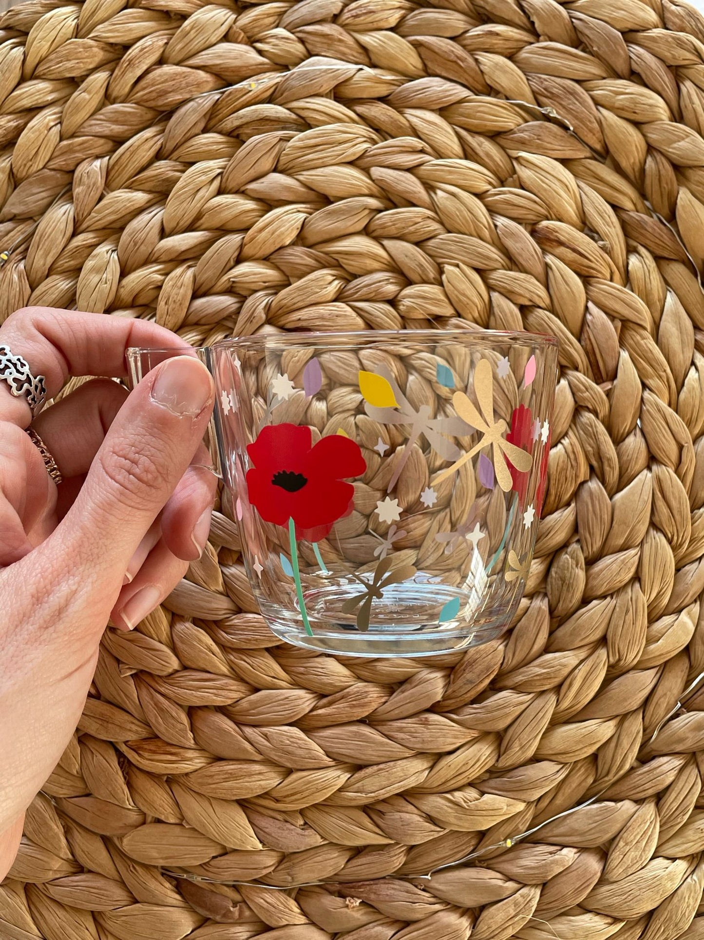 Taza M - Libélulas y amapolas.