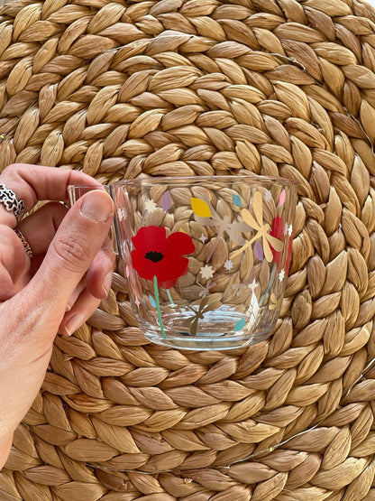 Taza M - Libélulas y amapolas.