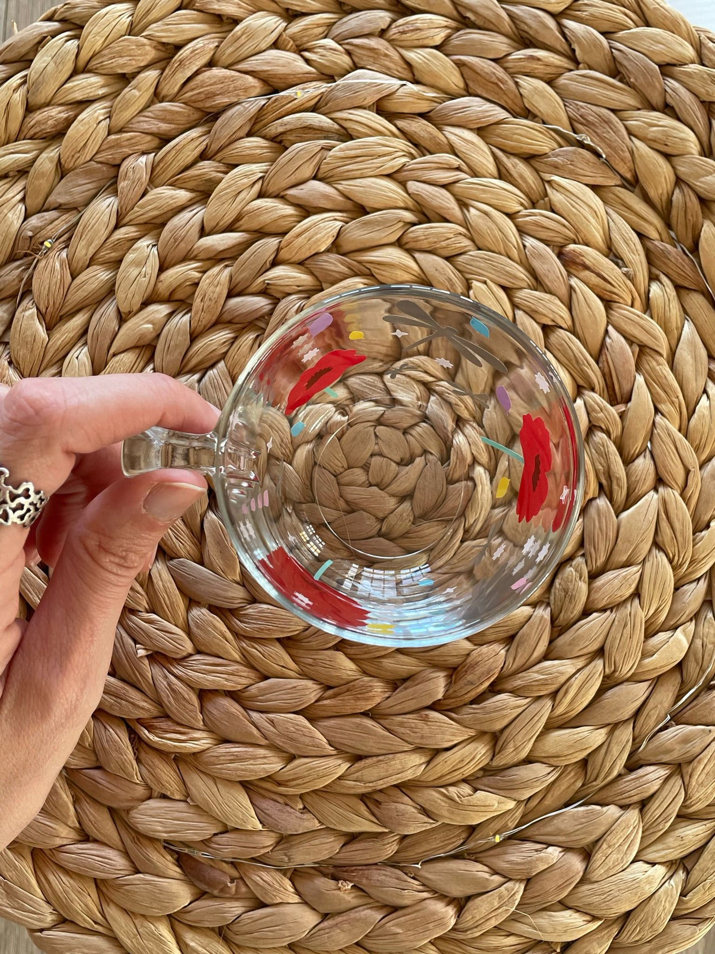 Taza M - Libélulas y amapolas.
