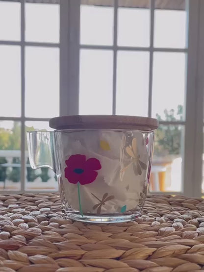 Taza M - Libélulas y amapolas.